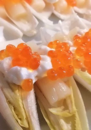 Una foto de Ensalada de Endivias con espárragos y caviar de salmón