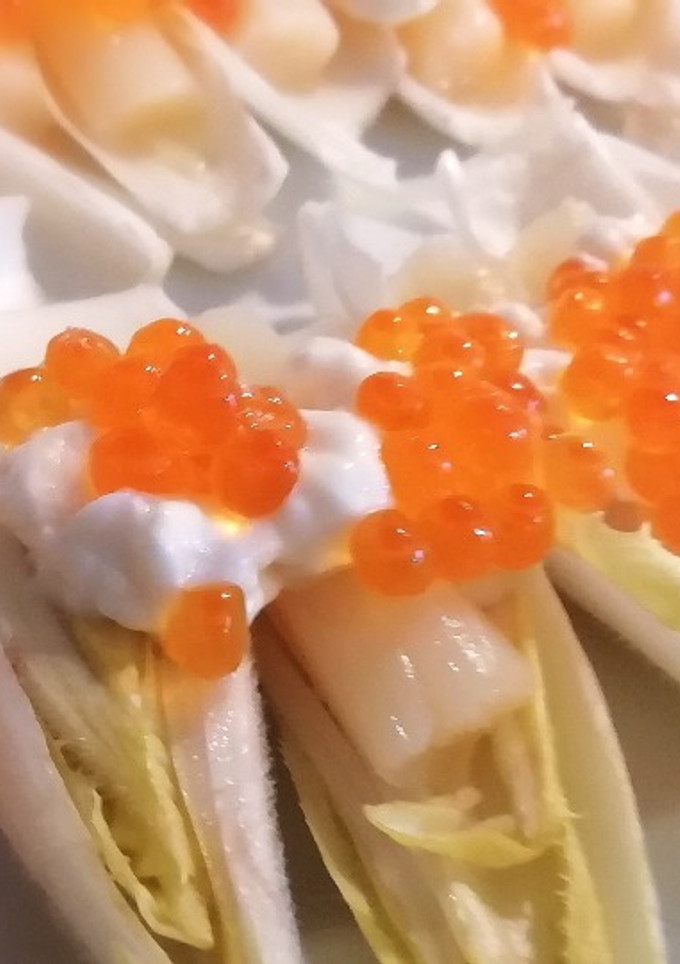 Una foto de Ensalada de Endivias con espárragos y caviar de salmón