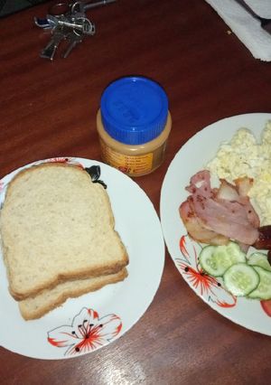A picture of Scrambled eggs, bacon and sausages #breakfastcontest.