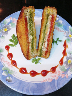 A picture of Three Layer Sandwich Bread Pakoda.