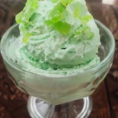 A picture of Kiwi ice cream 🥝.