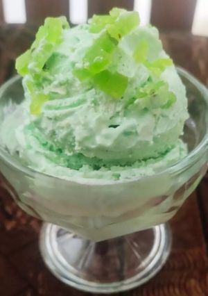 A picture of Kiwi ice cream 🥝.