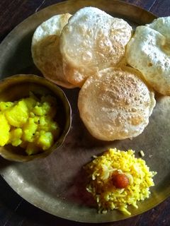 লুচি আলুর তরকারি (luchi aloor tarkari recipe in Bengali) রেসিপির প্রধান ছবি