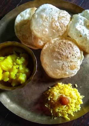 লুচি আলুর তরকারি (luchi aloor tarkari recipe in Bengali) রেসিপির প্রধান ছবি