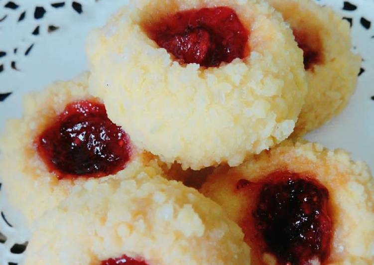 Cara Gampang Menyiapkan Strawberry crumble cookies yang Bikin Ngiler
