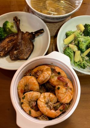 簡單上菜-鮮蝦粉絲煲及烤小戰斧 的食譜成品照片