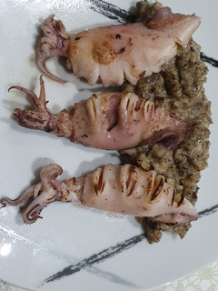 Una foto de Chipirones rellenos de foie con setas y trufa