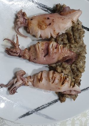 Una foto de Chipirones rellenos de foie con setas y trufa