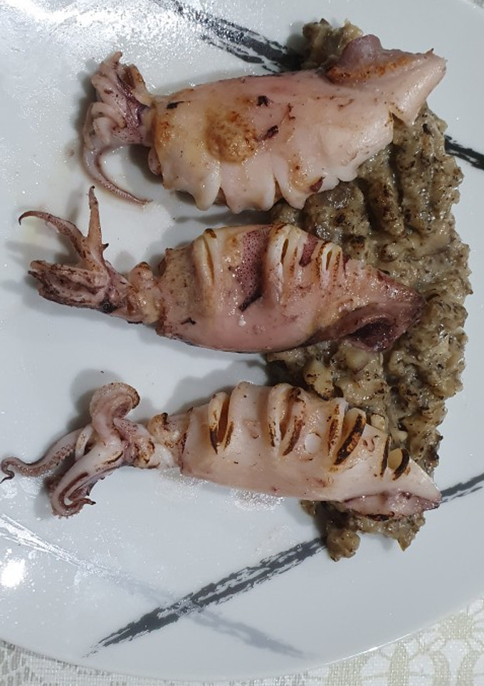 Una foto de Chipirones rellenos de foie con setas y trufa
