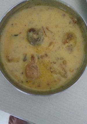 A picture of Pakoda ki kadhi.