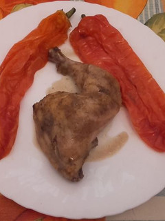 Una foto de Traseras de pollo con pimientos