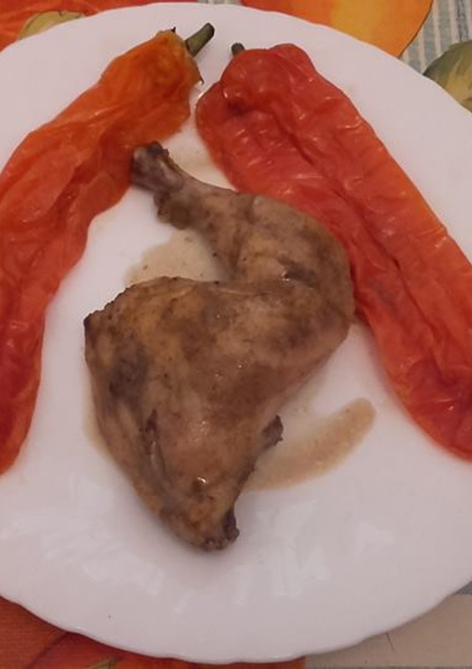 Una foto de Traseras de pollo con pimientos