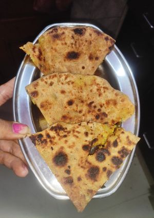 गोभी की सब्जी के परांठे (Gobhi ki sabzi ke parathe recipe in Hindi) रेसिपी मुख्य फोटो