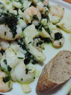 Una foto de Gambas y Bacalao al ajillo