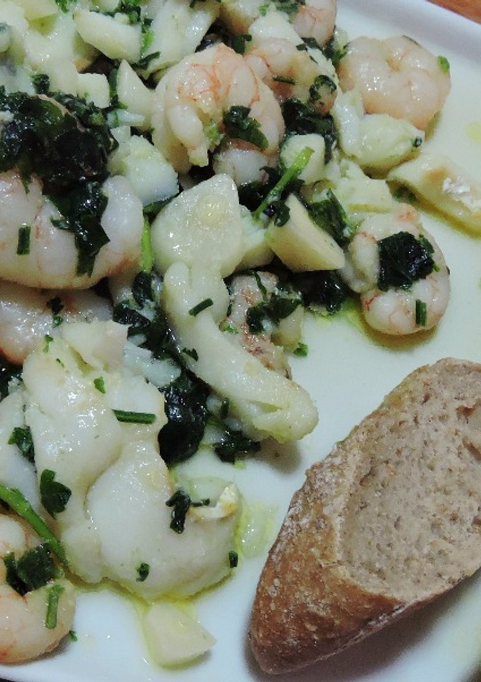 Una foto de Gambas y Bacalao al ajillo