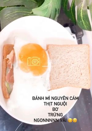 Hình của món Bánh mì sandwich kẹp bơ trứng thịt nguội.