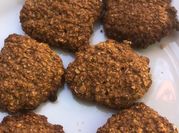 Una foto de galletas de avena y miel