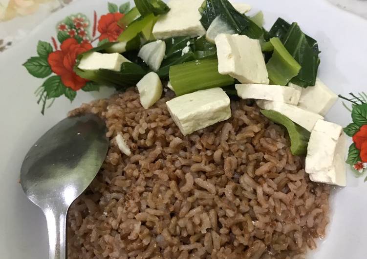 Menu diet makan siang “Nasi Merah dan Sop Sawi Tahu”