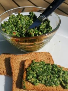 Une photo de Pesto de fanes de radis et shiso