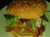 Hamburguesa casera con cebolla caramelizada
