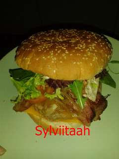 Una foto de Hamburguesa casera con cebolla caramelizada