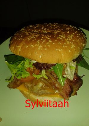Foto principal de Hamburguesa casera con cebolla caramelizada
