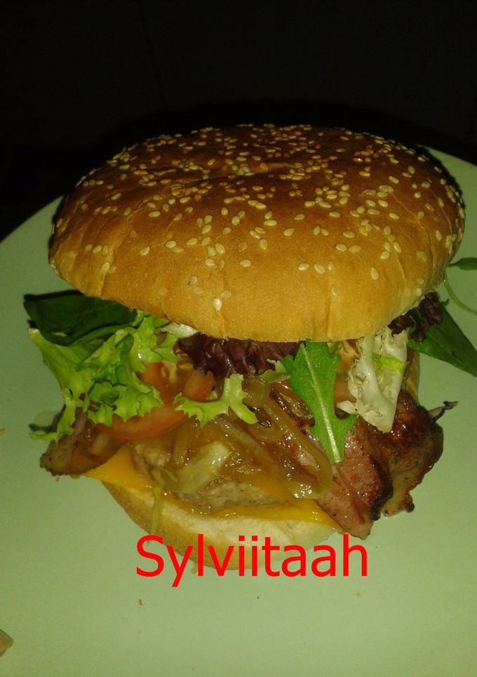 Una foto de Hamburguesa casera con cebolla caramelizada