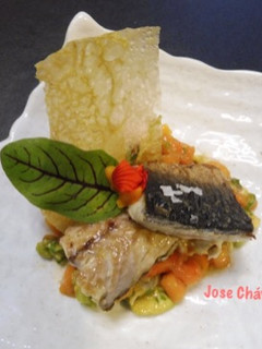 Una foto de Tartar de papaya, gambas y aguacate con caballa a la plancha