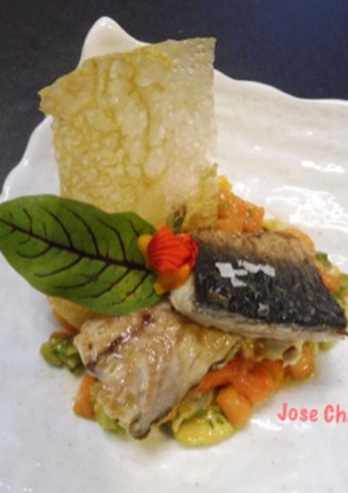 Una foto de Tartar de papaya, gambas y aguacate con caballa a la plancha