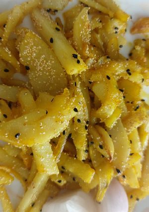 রসুন আলু ভাজা(rasun aloo bhaja recipe in bengali) রেসিপির প্রধান ছবি