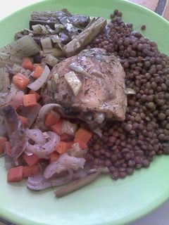Una foto de Escabeche de pollo y verduras con lentejas
