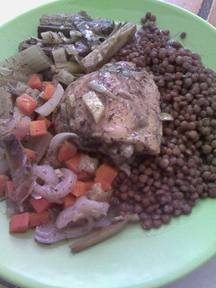 Una foto de Escabeche de pollo y verduras con lentejas