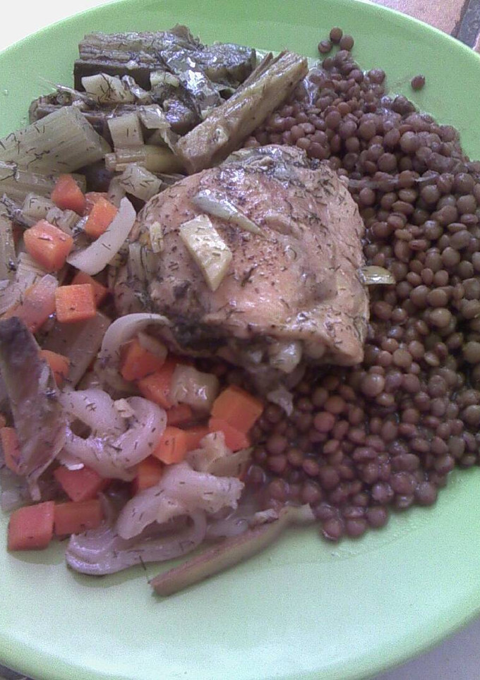 Una foto de Escabeche de pollo y verduras con lentejas