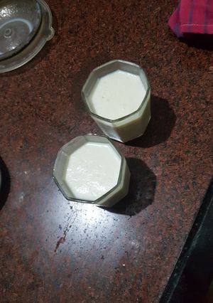 બનાના મિલ્ક શેઇક (Banana Milkshake Recipe In Gujarati) રેસીપી મુખ્ય ફોટો