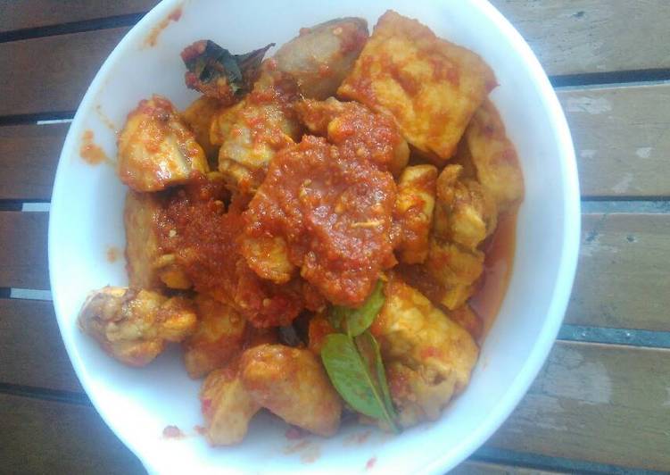 Langkah Membuat Ayam, Tahu, Tempe Bumbu Merah yang simpel