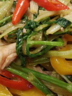 芹菜甜椒五花肉(無加油料理) 的食譜成品照片