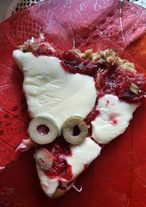 Una foto de Pizza con masa de coliflor y salsa de remolacha