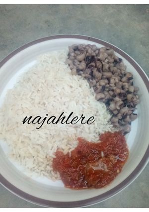 A picture of White rice, stew and beans.