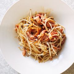 豆芽炒培根 A picture of 豆芽炒培根.