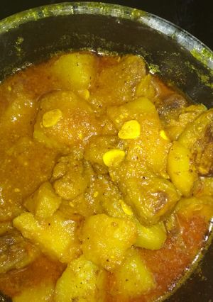 A picture of Pointed gourd potato curry.