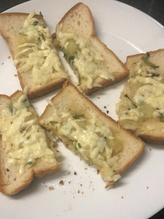 கார்லிக் பிரட்(garlic bread recipe in tamil) செய்முறை முக்கிய புகைப்படம்