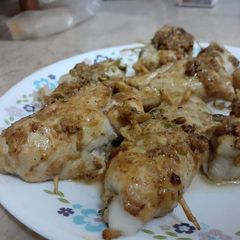 A picture of Cheesy chicken kabab rolls.
