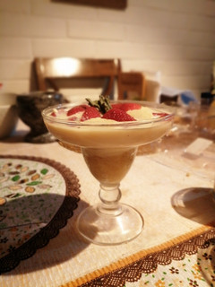 Una foto de Postre de leche condensada y frutas