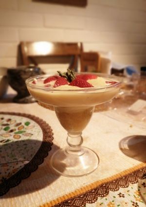 Una foto de Postre de leche condensada y frutas