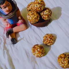 A picture of Peanut ladoo.