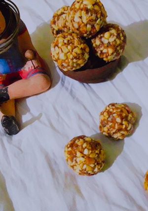 A picture of Peanut ladoo.