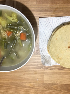 Una foto de Rica sopa De pollo fácil de preparar