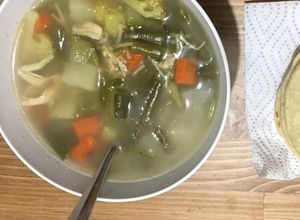 Una foto de Rica sopa De pollo fácil de preparar