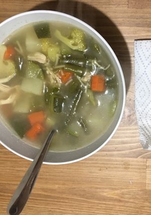 Una foto de Rica sopa De pollo fácil de preparar