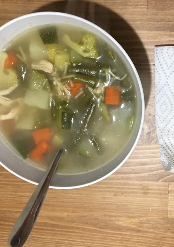 Una foto de Rica sopa De pollo fácil de preparar